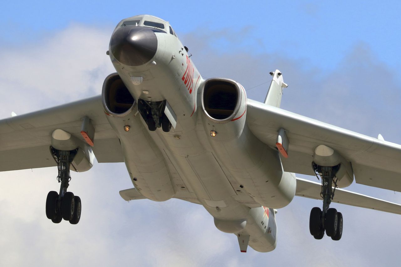 Chińskie bombowce przy Tajwanie. Manewry tuż przed spotkaniem Xi–Trump