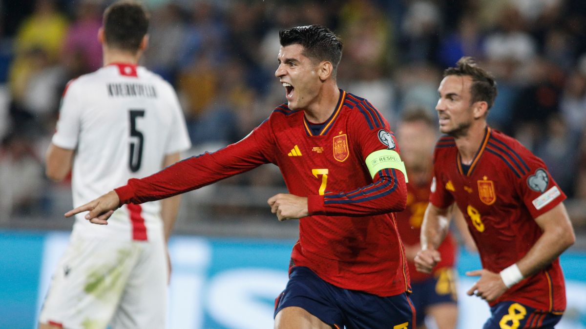 PAP/EPA / Dawid Mdzinariszwili / Alvaro Morata w meczu Hiszpanii z Gruzją