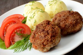 Podsmażam z cebulką i dodaję do mielonych. Są bardziej soczyste i aromatyczne
