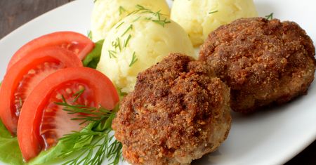 Podsmażam z cebulką i dodaję do mielonych. Są bardziej soczyste i aromatyczne