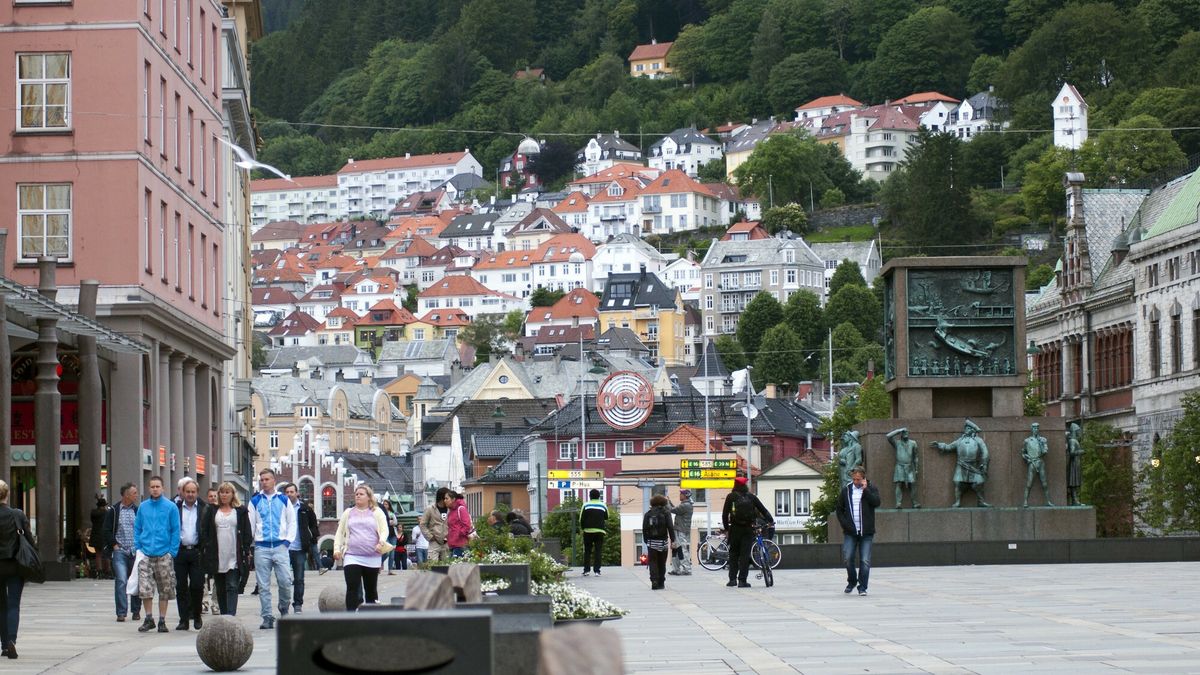 Skandynawia MarMiFot: Marek Michalak/East News Bergen,Norwegia lipiec 2013. Bergen miasto i gmina lezace w regionie Hordaland, na styku Morza Polnocnego i Norweskiego.  Bergen jest drugim co do wielkosci miastem kraju.Nazywane jest brama do fiordow i znajduje sie na liscie swiatowego dziedzictwa UNESCO.Marek Michalak