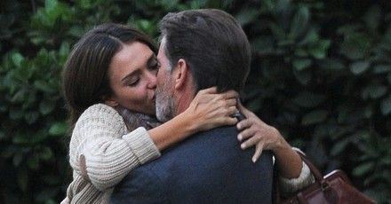 ''How to Make Love Like an Englishman'': Tydzień temu Brosnan całował Albę, teraz całuje Hayek!