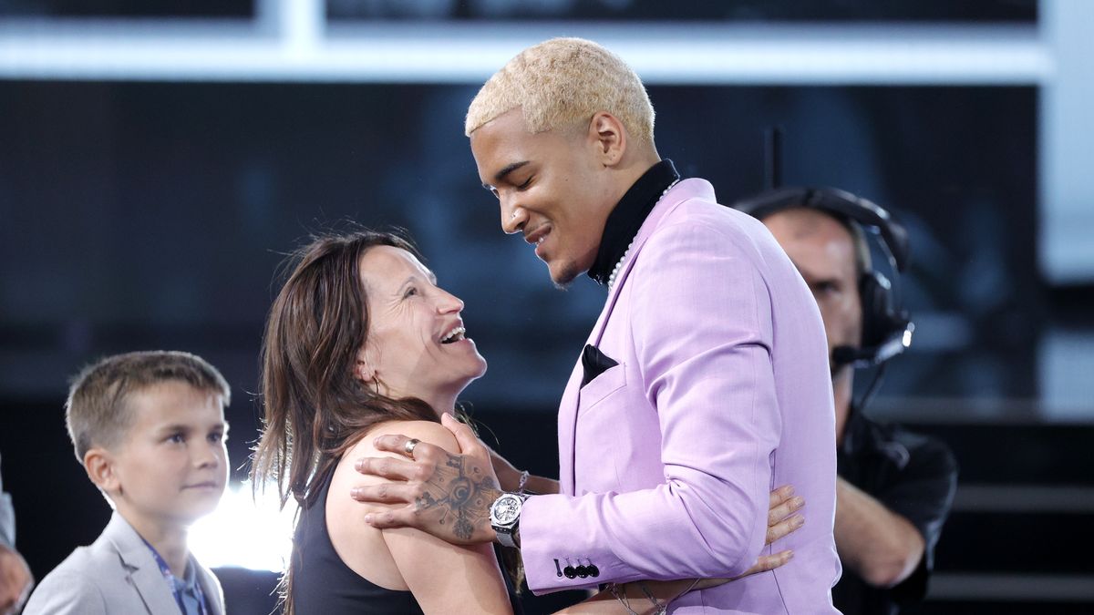 NEW YORK, NEW YORK - JUNE 23: Jeremy Sochan hugs his mother Aneta after being drafted with the 9th overall pick by the the San Antonio Spurs during the 2022 NBA Draft at Barclays Center on June 23, 2022 in New York City. NOTE TO USER: User expressly acknowledges and agrees that, by downloading and or using this photograph, User is consenting to the terms and conditions of the Getty Images License Agreement. (Photo by Sarah Stier/Getty Images)