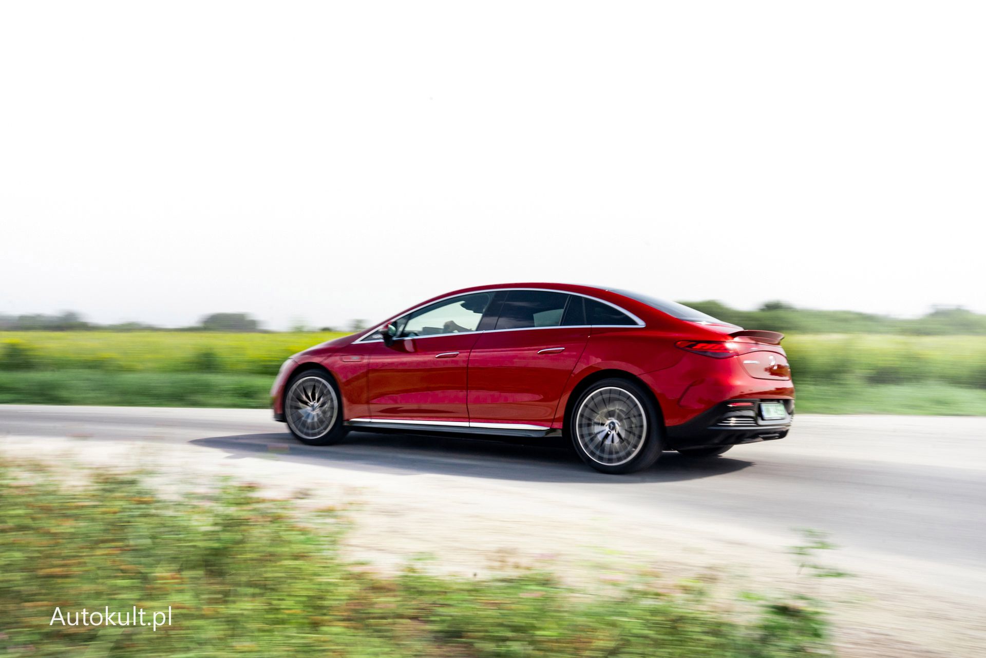 Mercedes-AMG EQE 43 to tak naprawdę "tłuścioch", ale prowadzi się genialnie