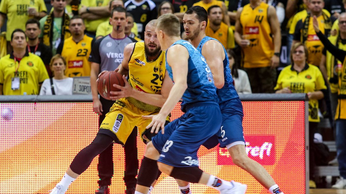 Newspix / Tadeusz Skwiot / Paweł Leończyk (z piłką)