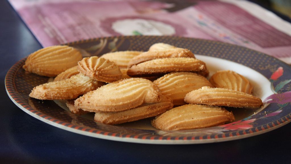 Ciasteczka zwykłe lub maślane z ciasta mrożonego o obniżonej zawartości tłuszczu (upieczone)