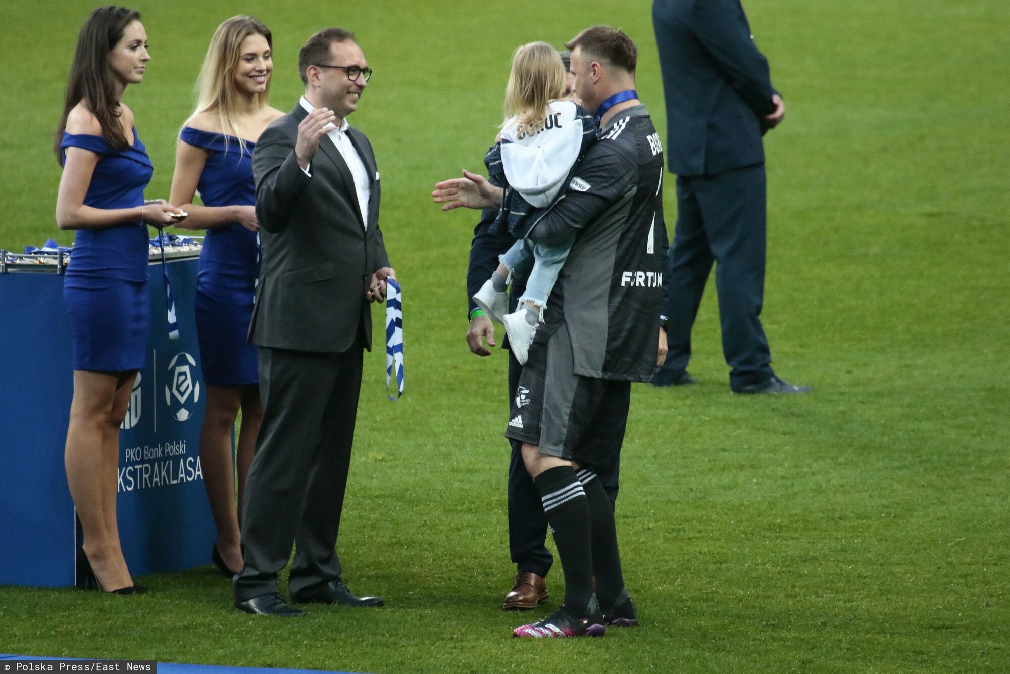 Artur Boruc świętuje wygrany mecz z synkiem