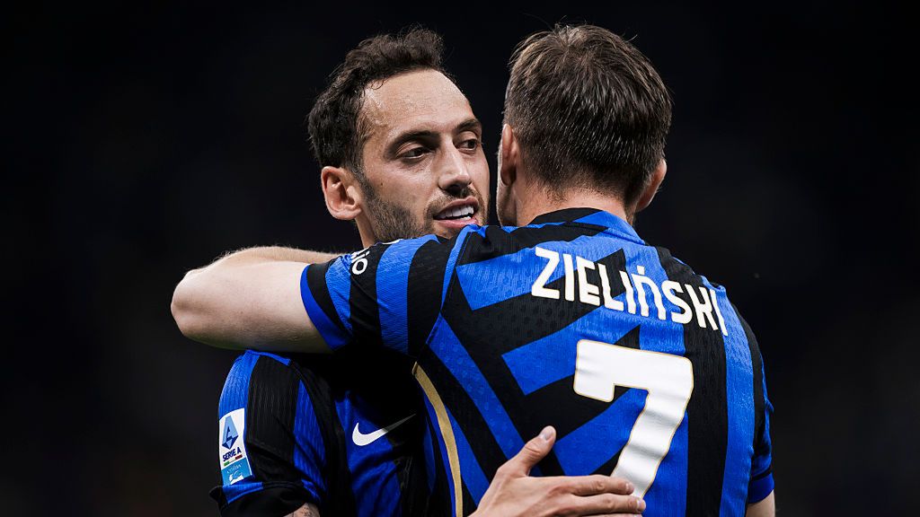 Getty Images / Nicolò Campo/LightRocket  / Na zdjęciu: Hakan Calhanoglu i Piotr Zieliński