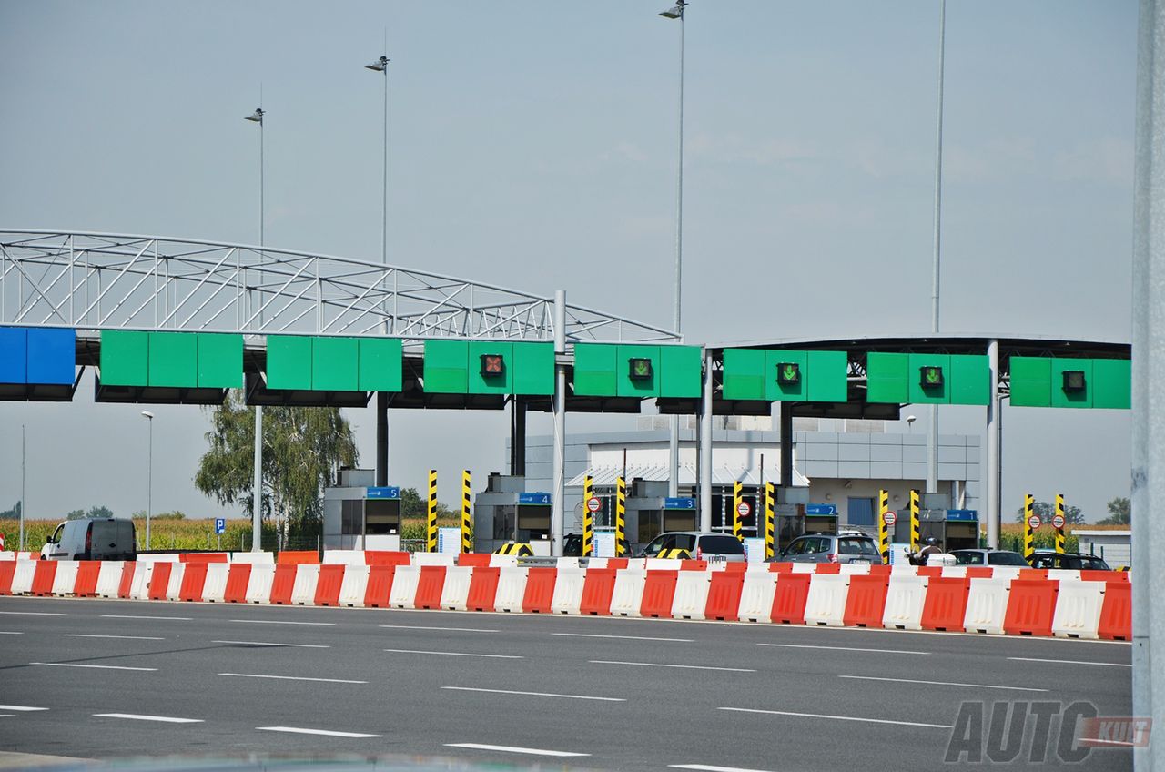 Bramki na autostradzie znacząco spowalniają ruch, co dla przewoźników przekłada się na czas pracy kierowców i potencjalne straty z tym związane.