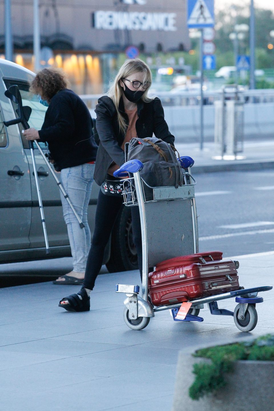 Izabella Miko wraca do Los Angeles. Pojawiła się na lotnisku, gdzie przyłapali ją paparazzi