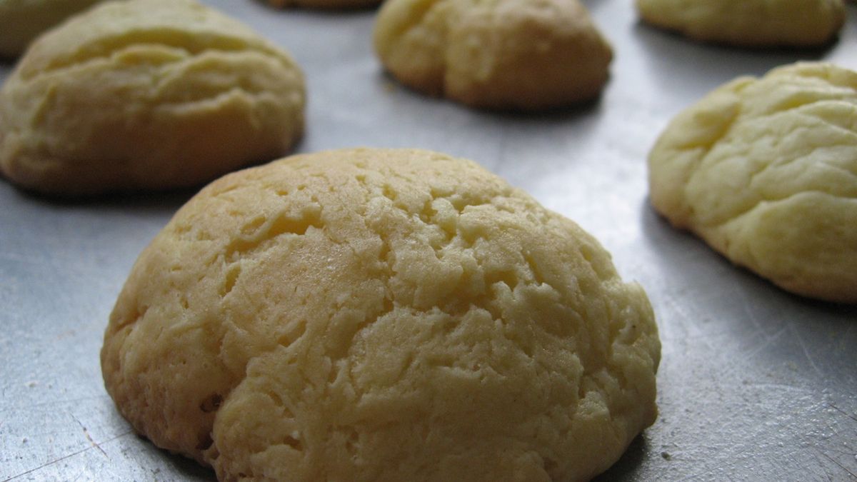 Ciasteczka zwykłe lub maślane z ciasta mrożonego o podwyższonej zawartości tłuszczu (upieczone)