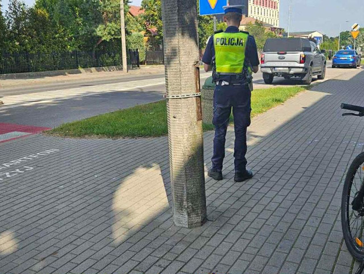 Suwałki: Jechał rowerem i patrzył w telefon. Uderzył w betonowy słup