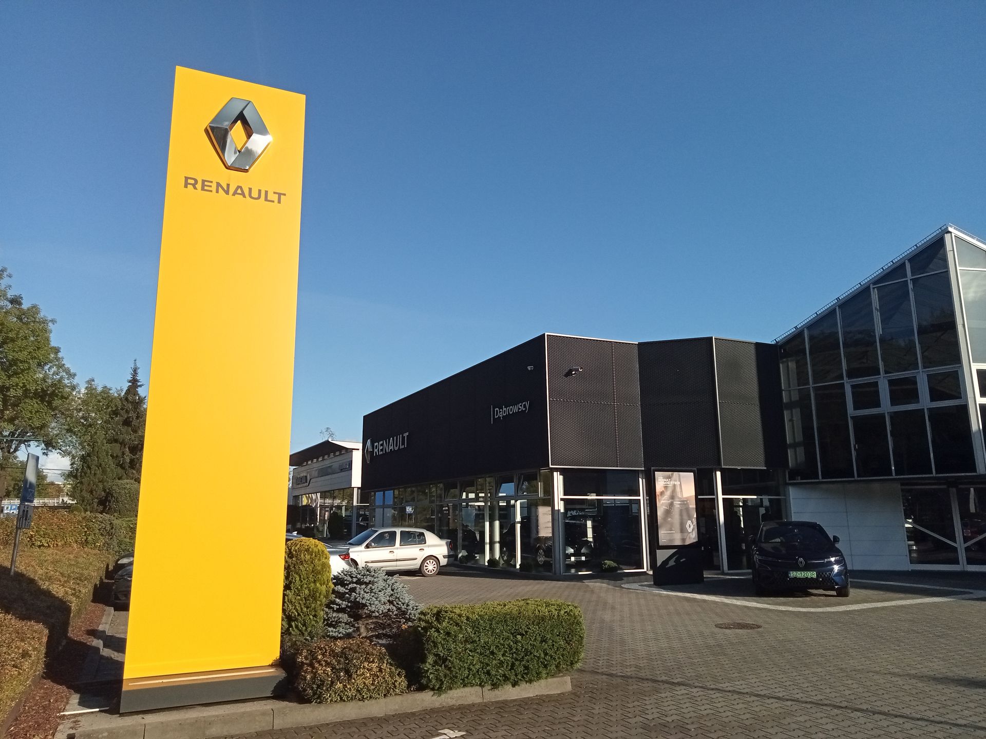 Salon Grupy Dąbrowscy w Zabrzu, autoryzowany dealer marek Renault, Nissan, Dacia i Isuzu, przy którym działa autoryzowany serwis akumulatorów trakcyjnych