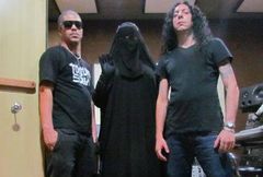 Chrześcijanka przeszła na islam i gra thrash metal