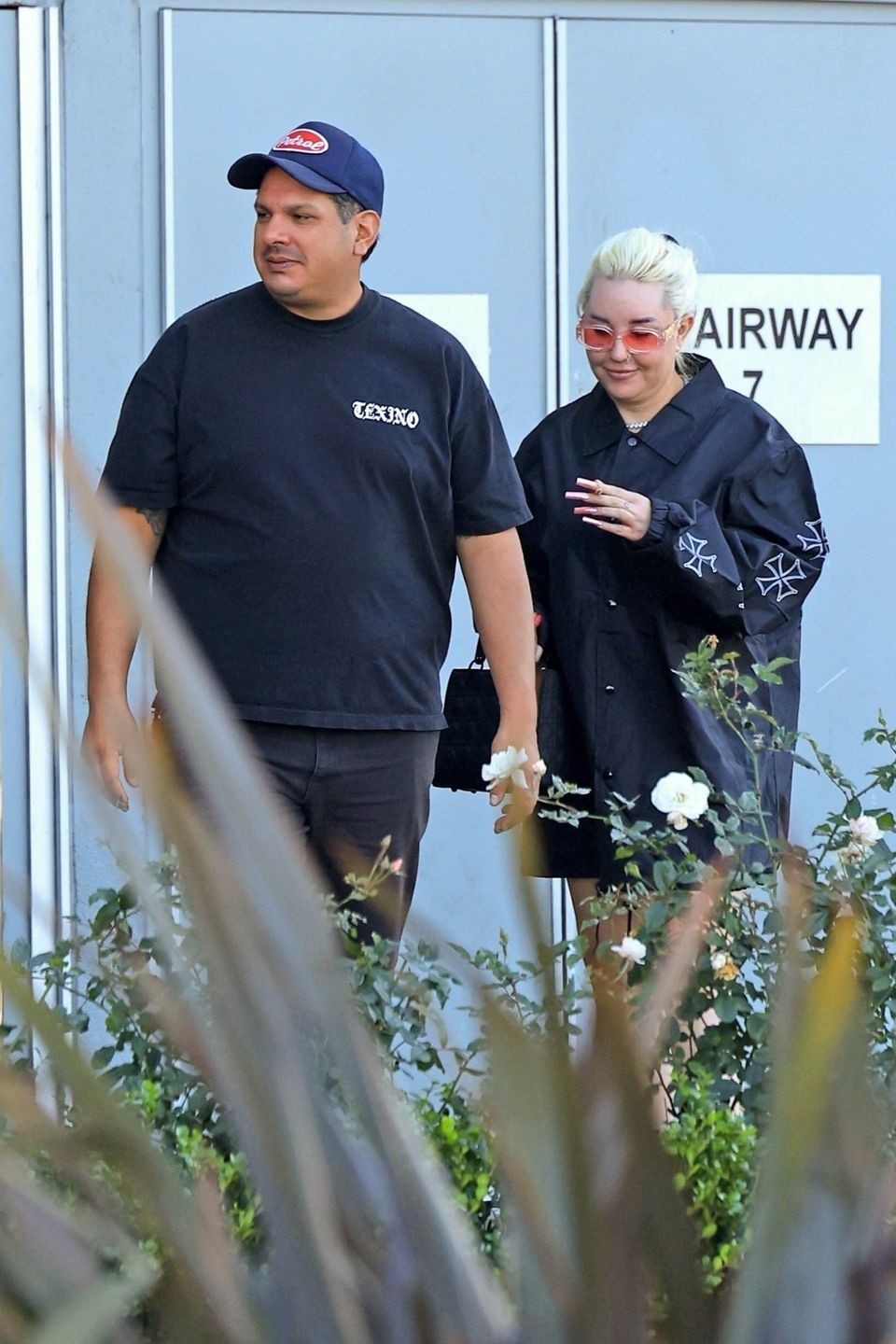 Odmieniona Amanda Bynes puszcza dymka w towarzystwie ukochanego