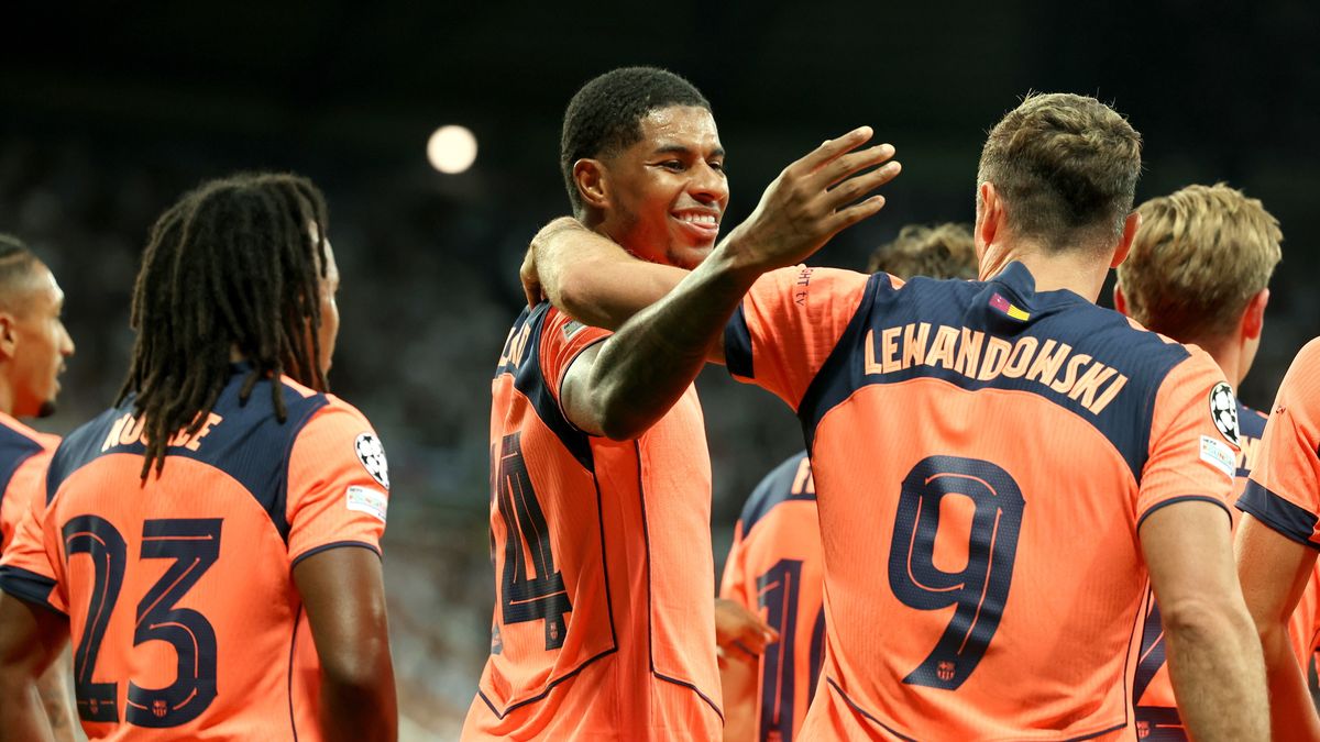 PAP/EPA / PAP/EPA/ALEX DODD / Robert Lewandowski gratuluje zdobycia gola Marcusowi Rashfordowi