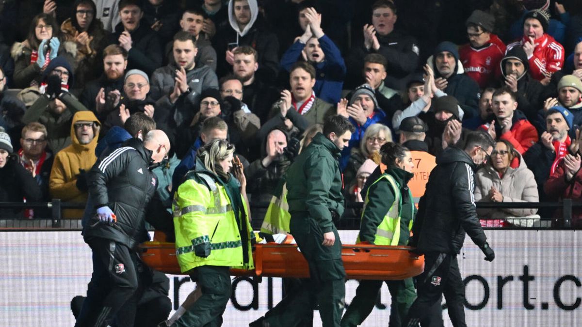 Getty Images / Dan Mullan / Taiwo Awoniyi opuszczający boisko na noszach