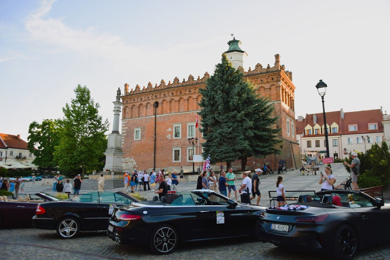 Charytatywny Rajd Cabrio 2025 w Sandomierzu. Auta bez dachu zaparkowały na Starówce