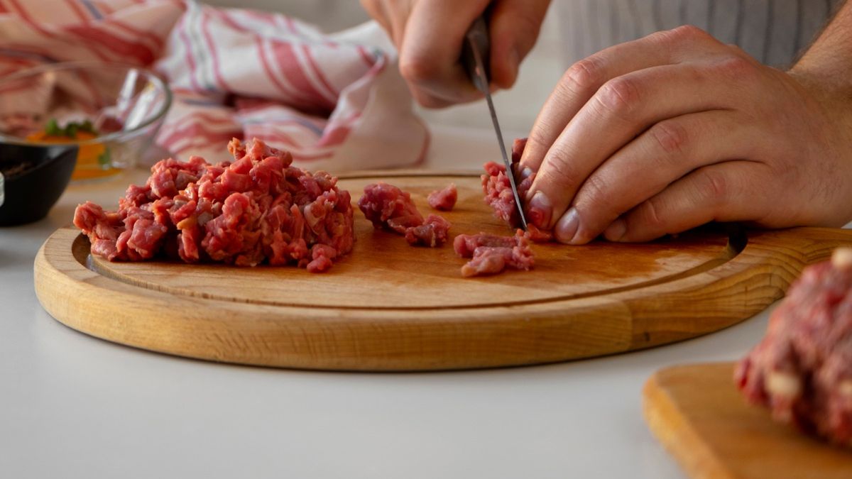Krojenie surowego mięsa
