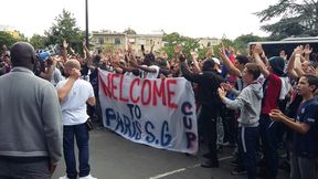 Szał pod stadionem. Kibice PSG powitali trenera i piłkarzy