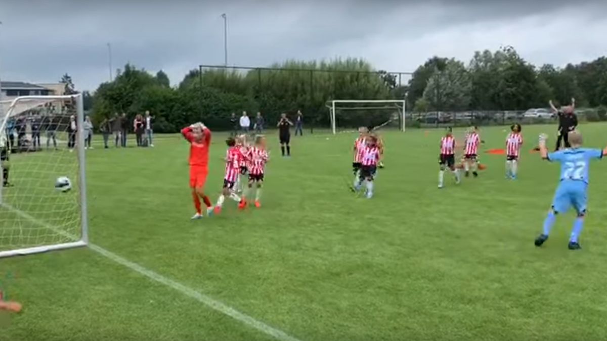 Zdjęcie okładkowe artykułu: YouTube / Na zdjęciu: rzut karny w meczu drużyny U-12 AZ Alkmaar