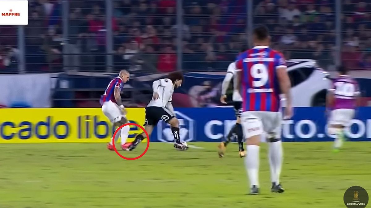 YouTube / Libertadores / Na zdjęciu: faul Alana Beniteza w meczu Copa Libertadores