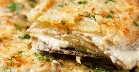 Raz spróbujesz i już nie podasz ziemniaków inaczej. Zapiekanka lepsza niż frytki i purée