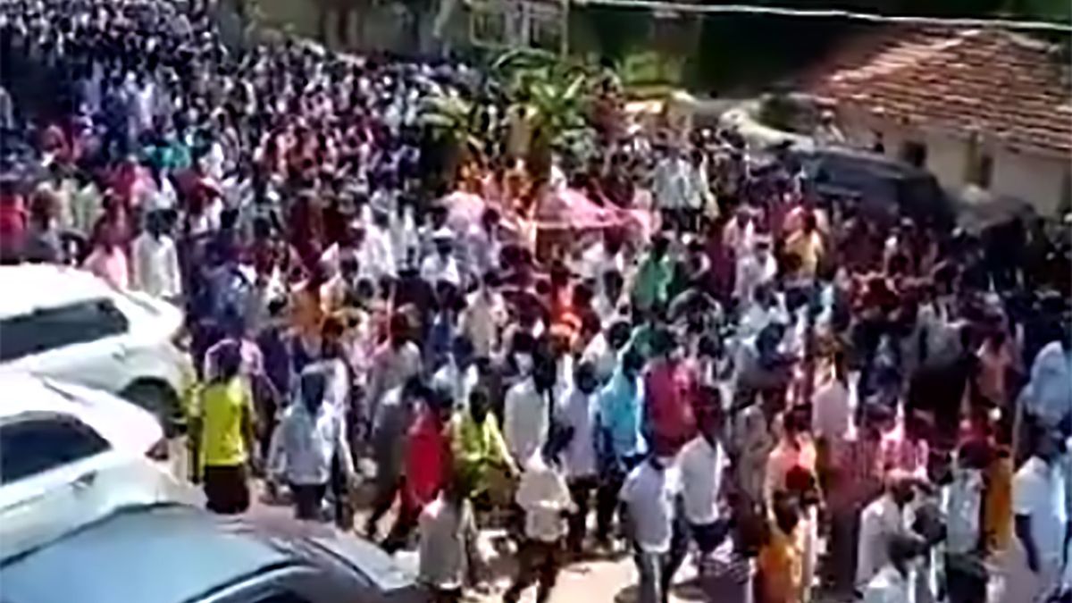 Mieszkańcy Indii uczestniczyło w ceremonii pożegnalnej boskiego konia