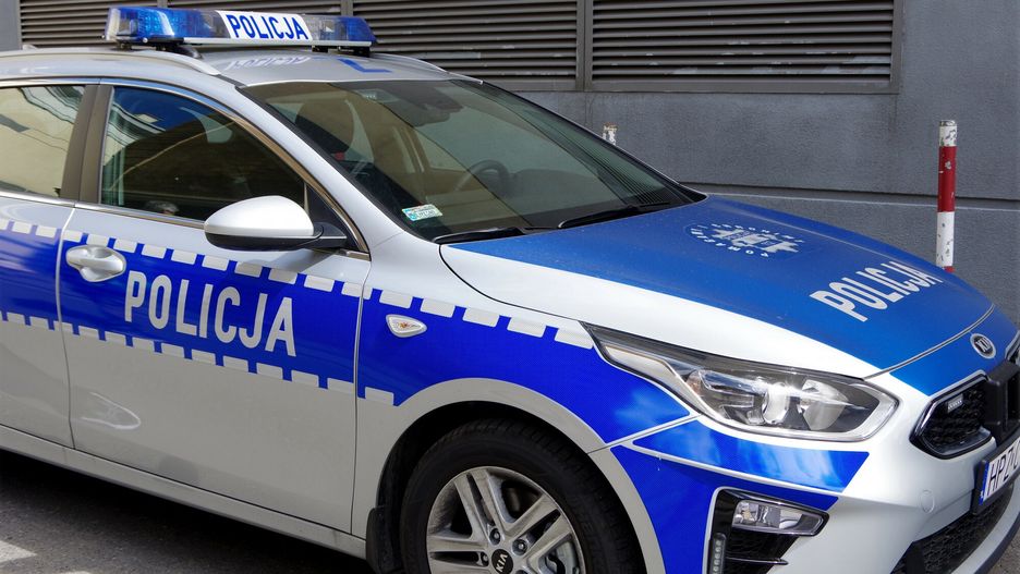 Stock MaBa
PHOTO: ZOFIA I MAREK BAZAK / EAST NEWS   Warszawa, policyjny radiowoz, policja - nowe malowanie na masce samochodu: policyjna gwiazda z numerem alarmowym i napis "Pomagamy i chronimy"
ZOFIA BAZAK