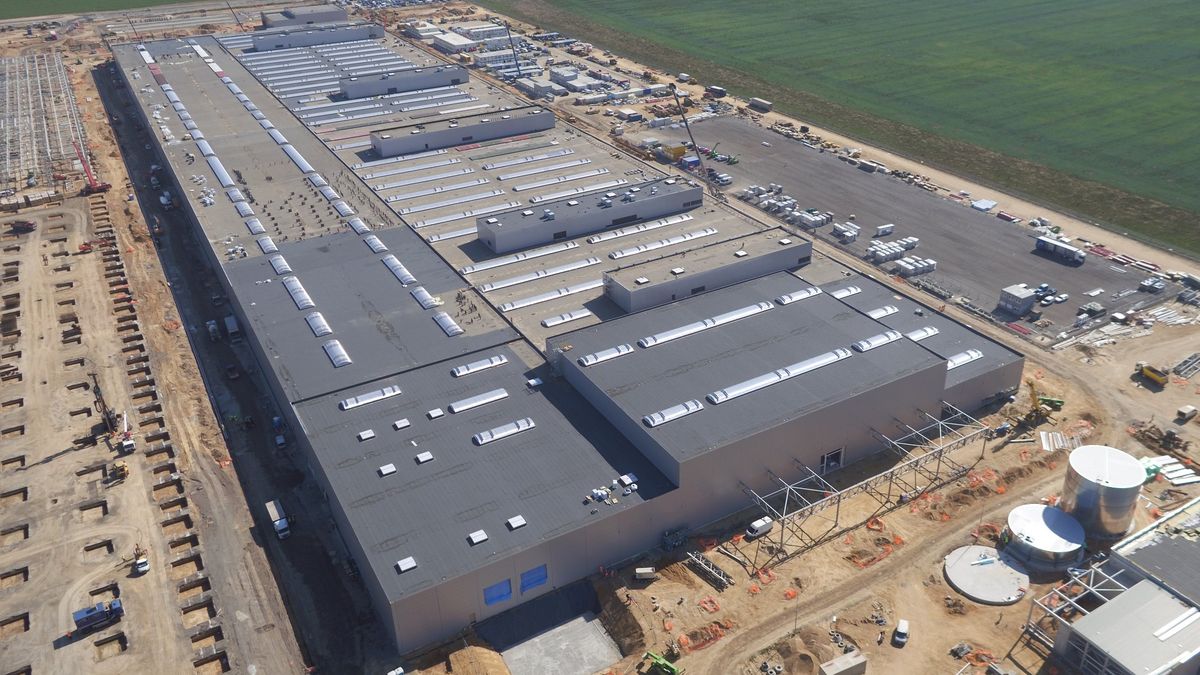 Fabryka Mercedesa w budowie. Droga dojazdowa nosi imię Gottlieba Daimlera.