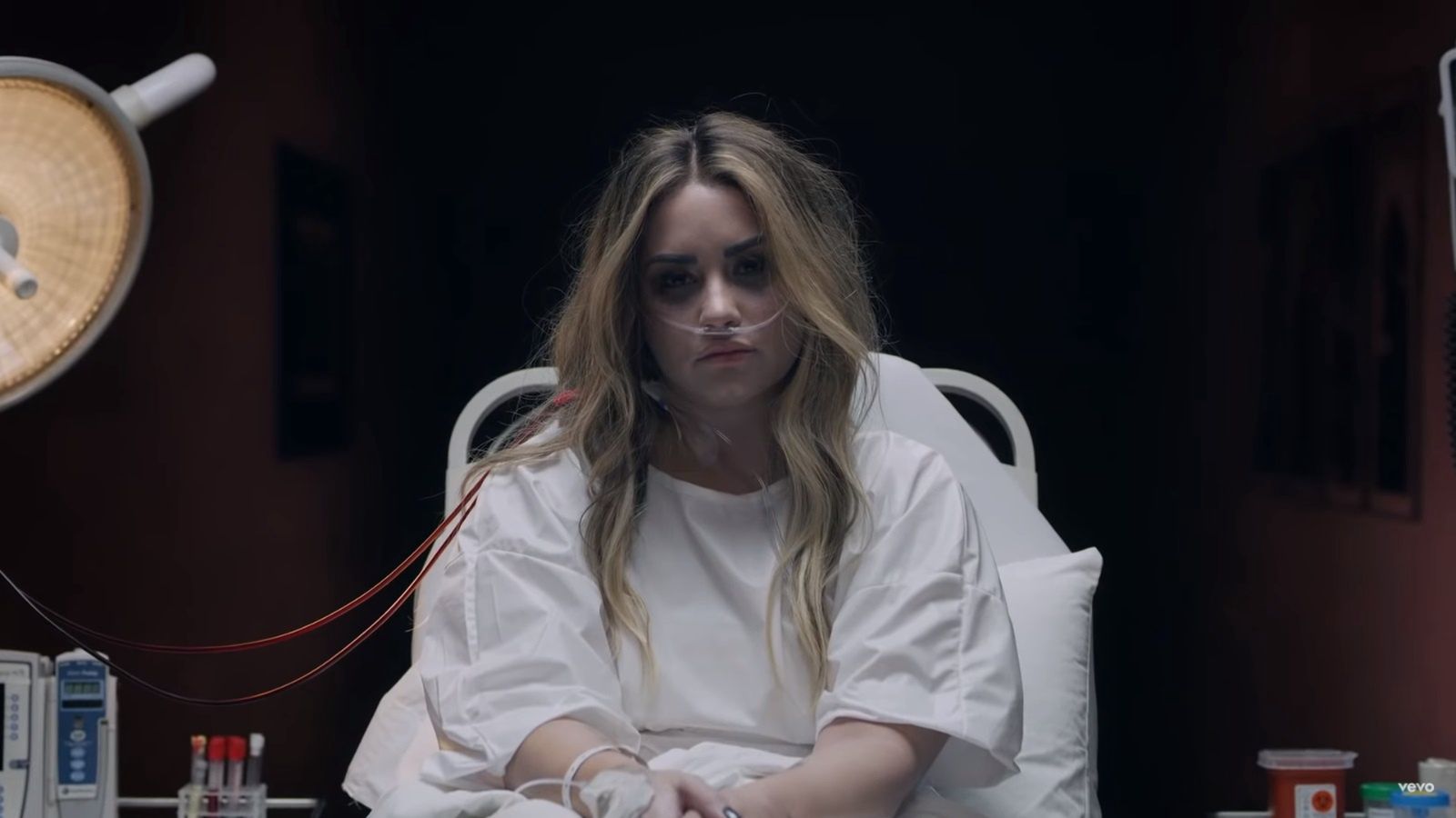 Demi Lovato w nowym klipie rekonstruuje noc, której PRAWIE UMARŁA z powodu przedawkowania narkotyków