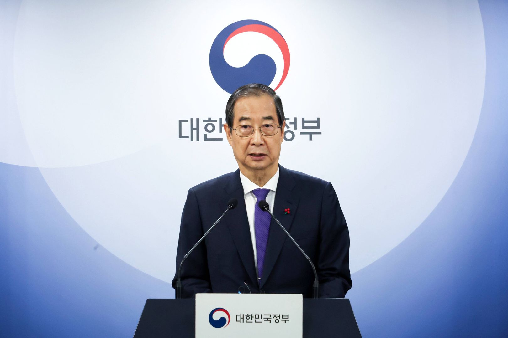 South Korean acting President Han Duck-soo delivers nation statement
epa11793541 South Korean acting President Han Duck-soo reads a statement to the nation at the Government Complex in Seoul, South Korea, 26 December 2024.  EPA/YONHAP SOUTH KOREA OUT 
Dostawca: PAP/EPA.
YONHAP
people