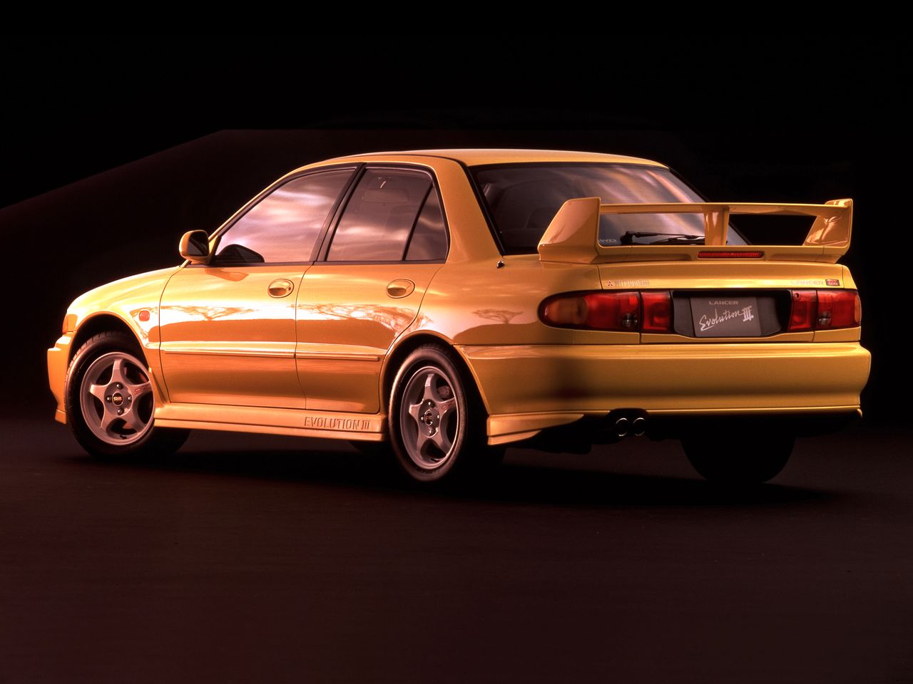 Mitsubishi 3000GT może i jest technicznym majstersztykiem, ale efektywnym samochodem sportowym był tak naprawdę Lancer Evolution. Następca topornego i ociężałego Galanta przyniósł marce cztery rajdowe tytuły w rajdowych mistrzostwach świata. W latach 90. to właśnie Japończycy dominowali w tym sporcie. W latach 1993-1999  marki z Kraju Kwitnącej Wiśni zdobywali mistrzostwa tak w klasyfikacji kierowców jak i konstruktorów. Mitsubishi tylko raz tryumfowało wśród producentów, za to Tommi Mäkinen czterokrotnie z rzędu niszczył swoich rywali w niezwykle mocnej stawce. Gdyby miał lepszego partnera zespołowego, prawdopodobnie Mitsubishi byłoby niepokonane.
