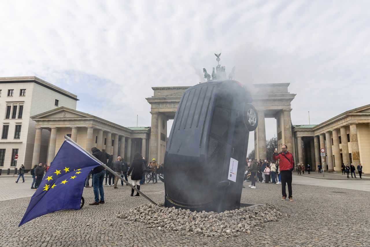 Zakaz aut spalinowych w UE. Ekspertka: chodzi o przesiadkę do autobusów i pociągów
