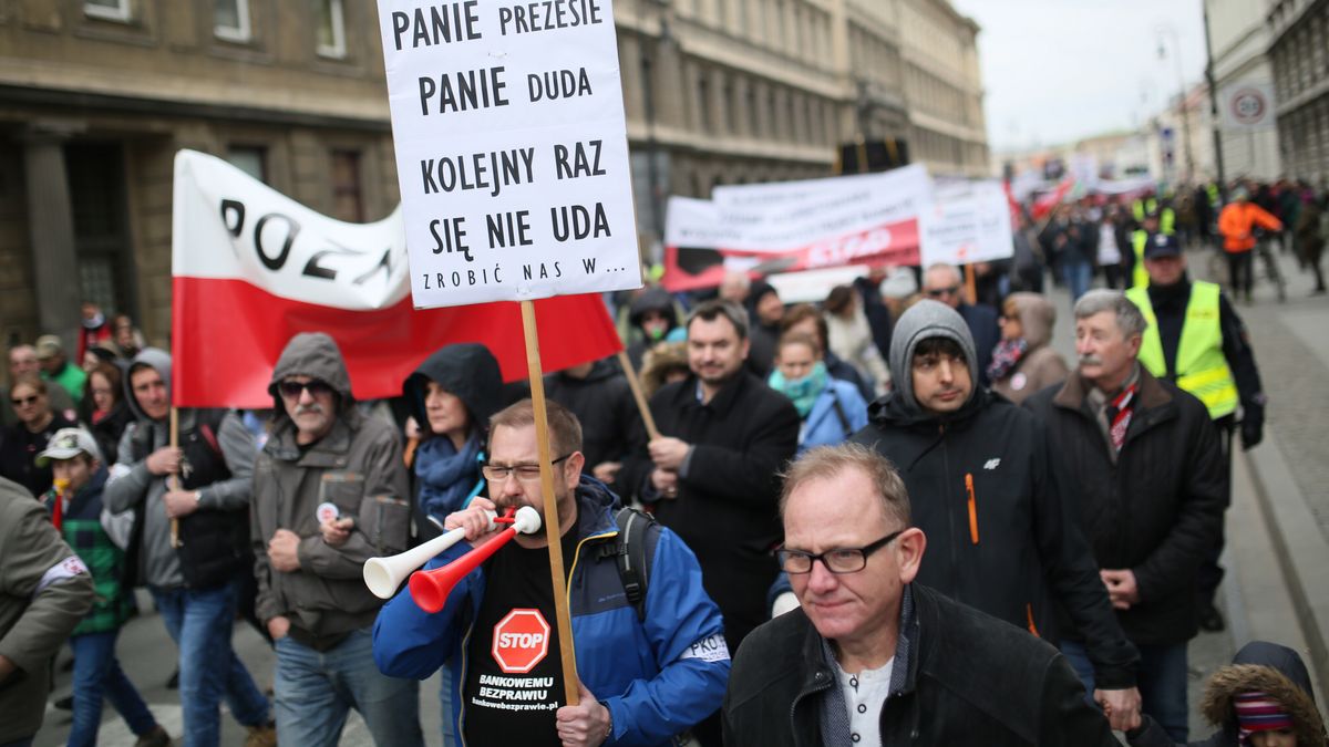 Leszek Szyma�skibank mordercze kasyno, frankowicze, manifestacja, pa�ac prezydencki, panie prezesie panie duda kolejny raz sie nie uda, protest, Stop Bankokracji, ustawa, transparent, transparenty
