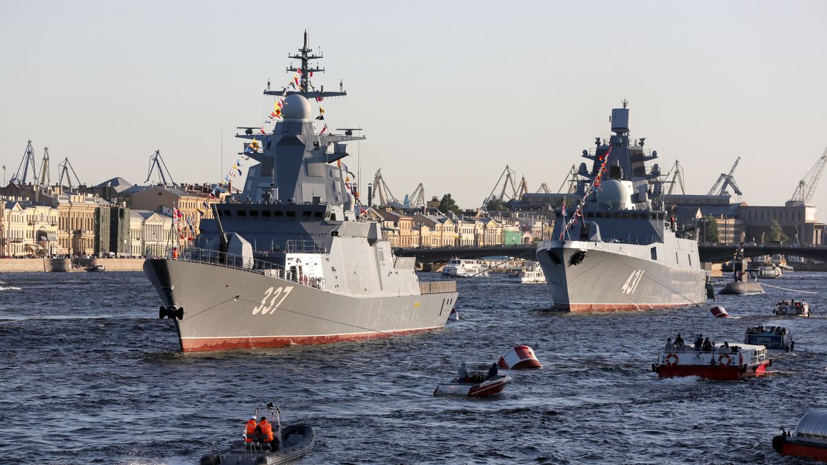 Rosyjskie okręty wojenne podczas pokazu w Petersburgu w 2019 roku - zdjęcie ilustracyjne