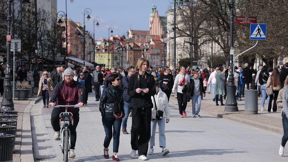 Tlumy na pierwszym swiateczno-wielkanocnym spacerze