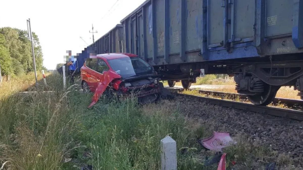 Wypadek na przejeździe kolejowym.