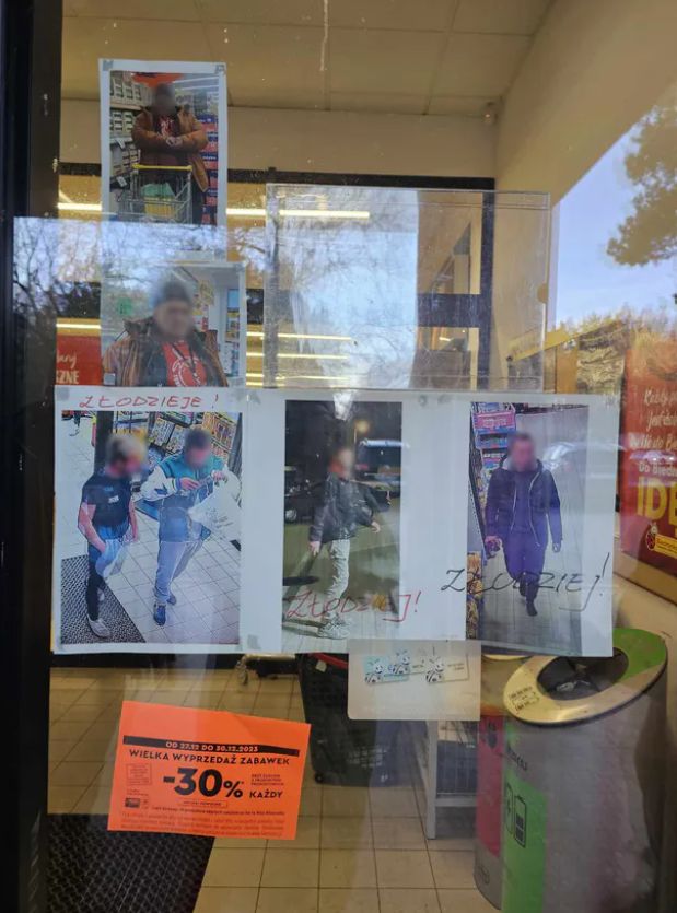 Nietypowa "galeria sław" w Pobierowie