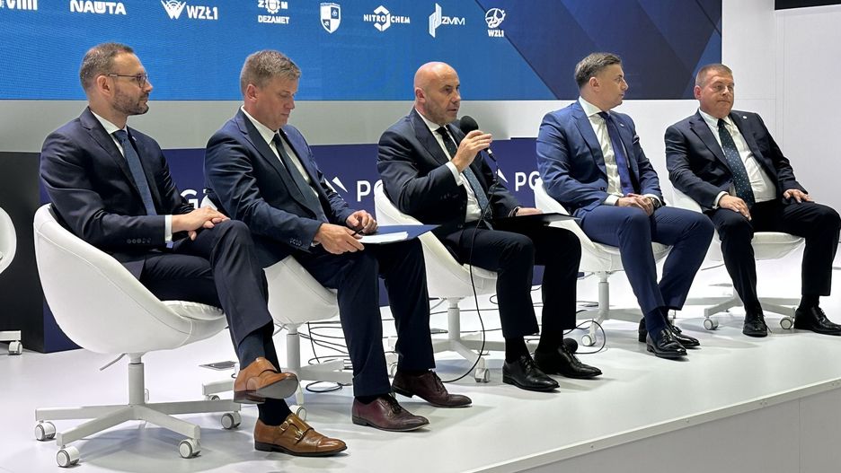 Na zdjęciu od lewej prezesi Polskiej Grupy Zbrojeniowej: Jan Grabowski, Arkadiusz Bąk, Adam Leszkiewicz, Marcin Idzik i Piotr Zawieja.