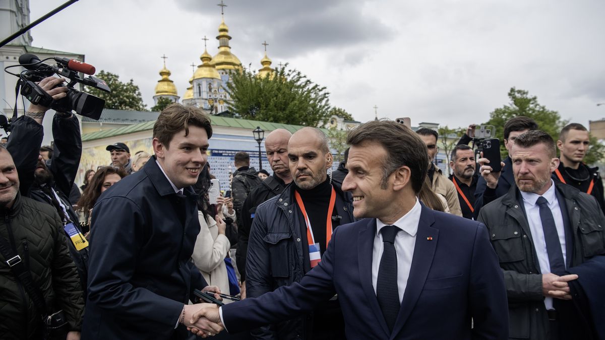 Kijów, Ukraina, 10.05.2025. Prezydent Republiki Francuskiej Emmanuel Macron (C-P) podczas uroczystości złożenia kwiatów przed Ścianą Pamięci Poległych za Ukrainę w Kijowie, 10 bm. Premier Donald Tusk odwiedził w Kijów, gdzie razem z prezydentem Francji Emmanuelem Macronem, kanclerzem Niemiec Friedrichem Merzem i premierem Wielkiej Brytanii Keirem Starmerem spotka się z prezydentem Ukrainy Wołodymyrem Zełenskim w ramach tzw. koalicji chętnych. (jm) PAP/Vladyslav Musiienko