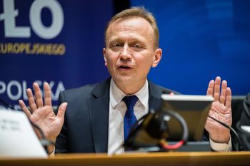 "SAFE O proc." prezydenta Nawrockiego. Komisarz UE komentuje