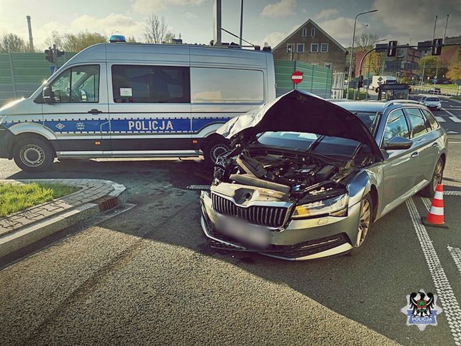 Oba pojazdy zostały poważnie uszkodzone