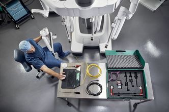 Chińskie roboty operacyjne wkraczają do Polski. Synektik traci na giełdzie