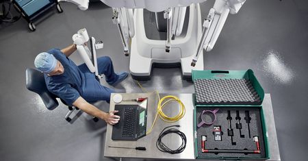 Chińskie roboty operacyjne wkraczają do Polski. Synektik traci na giełdzie