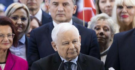 PiS ruszy na Węgry? W partii plotkują o "azylu w USA" i boją się ujawnienia "pomocników" Romanowskiego