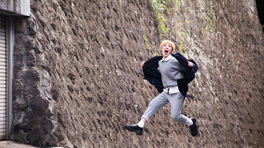 Szare spodnie dresowe możesz dopasować do eleganckiej koszuli oraz swetra