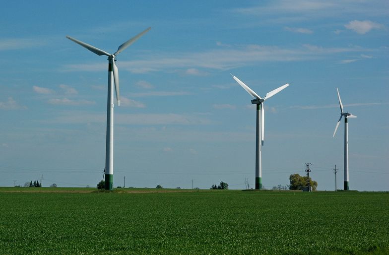 Elektrownie wiatrowe w Polsce. PiS chce ustalić minimalną odległość wiatraków od mieszkań