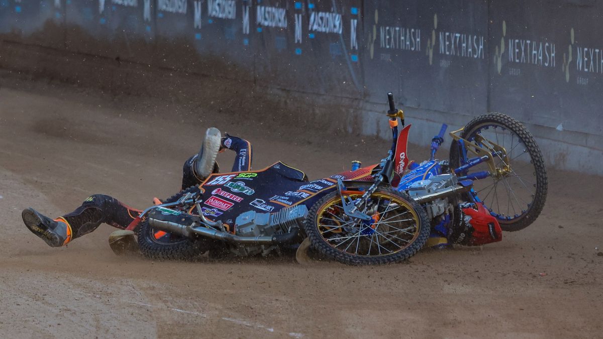 WP SportoweFakty / Michał Krupa / Na zdjęciu: Mikkel Michelsen i Bartosz Zmarzlik po upadku w Rydze