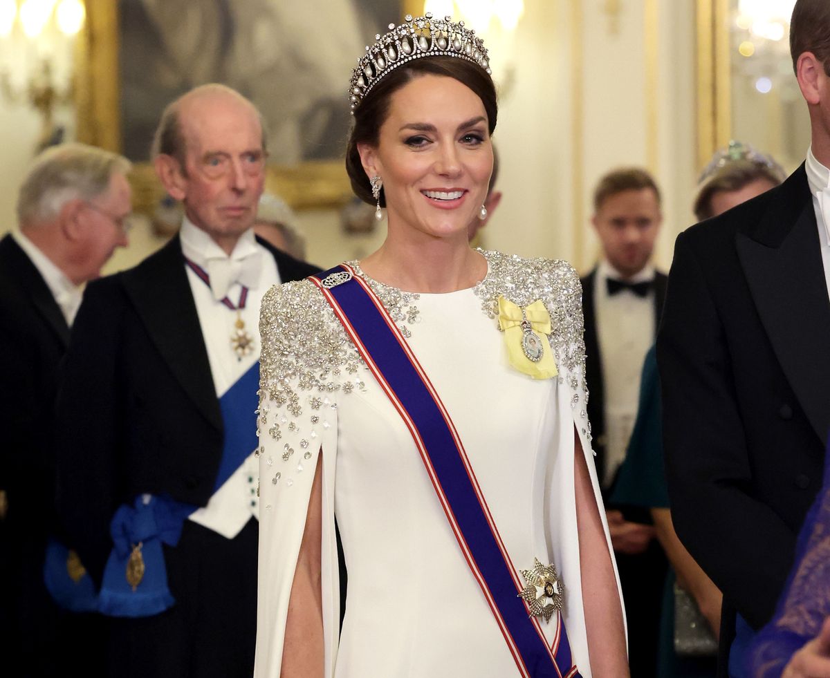 Księżna Kate podczas oficjalnego bankietu w pałacu w listopadzie. Podczas tej uroczystości miała na głowie tiarę "Lovers Knot" z początku XX wieku. Należał kiedyś do królowej Marii, potem do królowej Elżbiety, która przekazała ją księżnej Dianie 